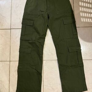 Green Cargo Pants with Straight Leg Design and Durable Fabric